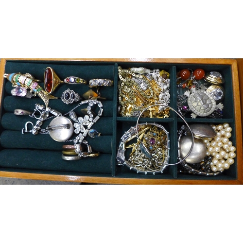 723 - A box of vintage costume jewellery, a lacquered jewellery box and a basket of fashion jewellery