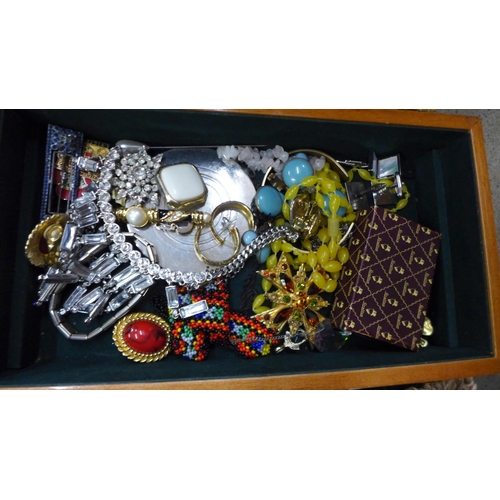 723 - A box of vintage costume jewellery, a lacquered jewellery box and a basket of fashion jewellery