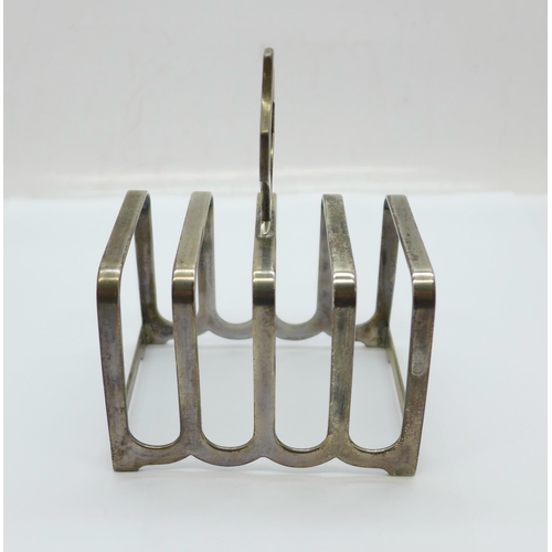 870 - A Walker & Hall silver toast rack, 70g