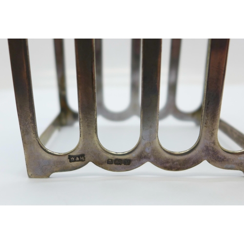 870 - A Walker & Hall silver toast rack, 70g