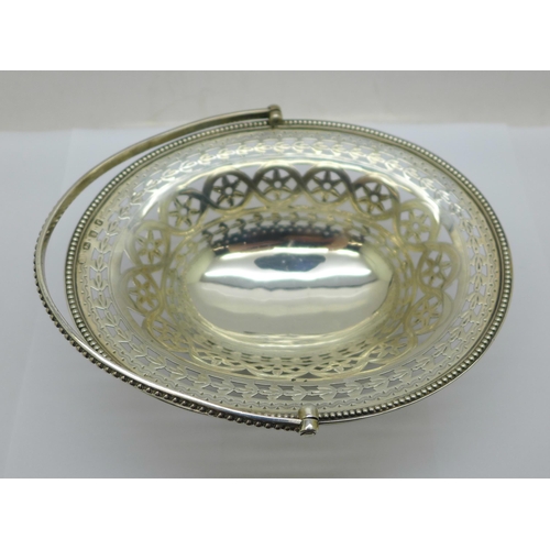 873 - A George III pierced silver basket, London 1781, 140g, 15 x 11cm