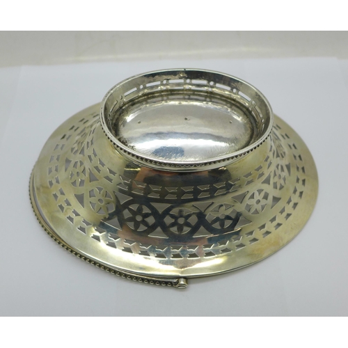 873 - A George III pierced silver basket, London 1781, 140g, 15 x 11cm