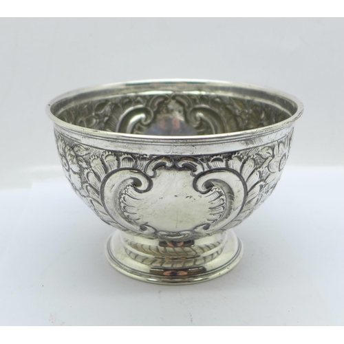 886 - An embossed silver bowl, Sheffield 1901, 111g, diameter 11.5cm