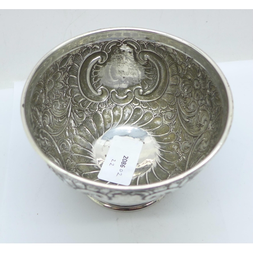 886 - An embossed silver bowl, Sheffield 1901, 111g, diameter 11.5cm