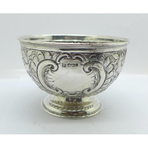 886 - An embossed silver bowl, Sheffield 1901, 111g, diameter 11.5cm