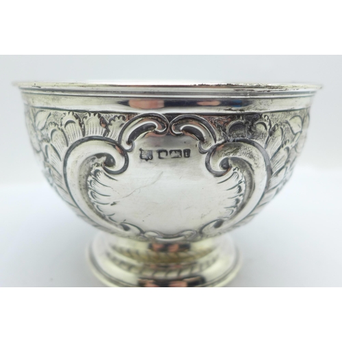 886 - An embossed silver bowl, Sheffield 1901, 111g, diameter 11.5cm