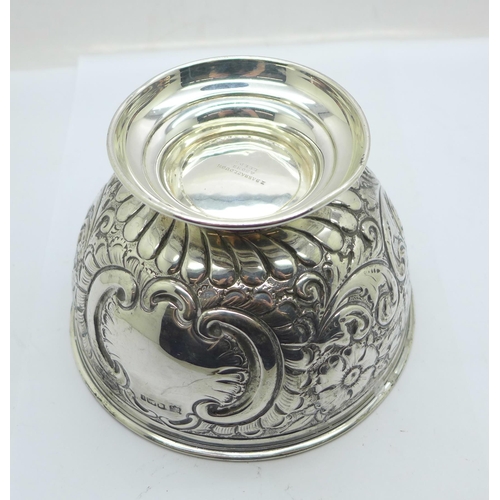 886 - An embossed silver bowl, Sheffield 1901, 111g, diameter 11.5cm