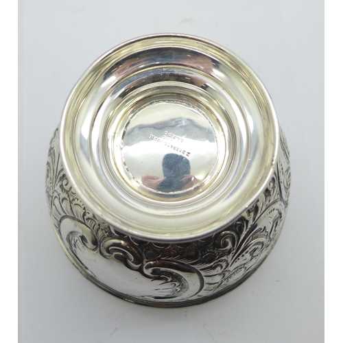 886 - An embossed silver bowl, Sheffield 1901, 111g, diameter 11.5cm