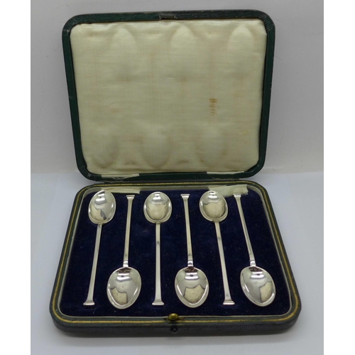 891 - A cased set of six silver seal top spoons, Sheffield 1917, 56g