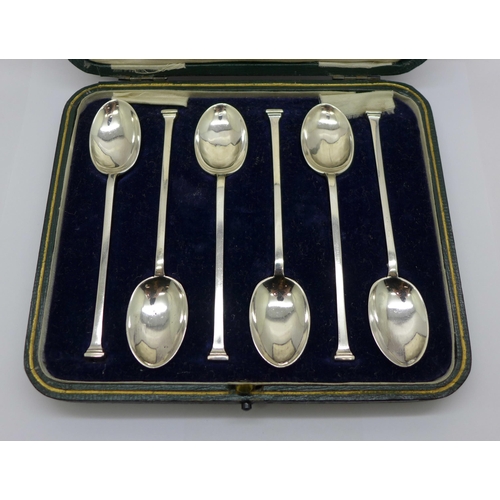 891 - A cased set of six silver seal top spoons, Sheffield 1917, 56g