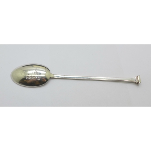 891 - A cased set of six silver seal top spoons, Sheffield 1917, 56g