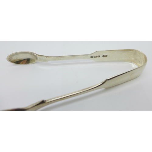 904 - A set of five silver coffee bean spoons and a pair of sugar tongs, 56g