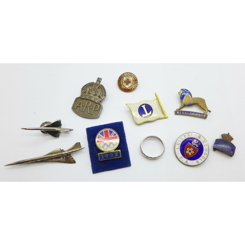 909 - A silver ARP badge, a silver Concorde badge, a Wembley 1924 badge, etc.