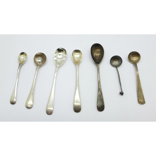 912 - Seven silver condiment spoons, 39g