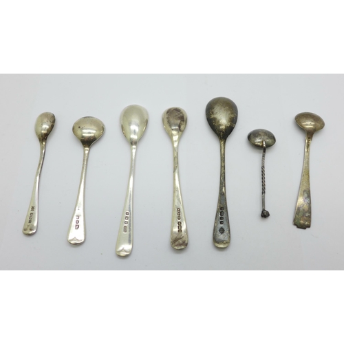 912 - Seven silver condiment spoons, 39g