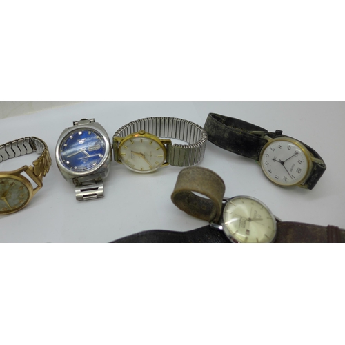 923 - A collection of wristwatches including a Seiko 5 and two Timex