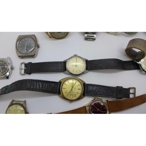 923 - A collection of wristwatches including a Seiko 5 and two Timex