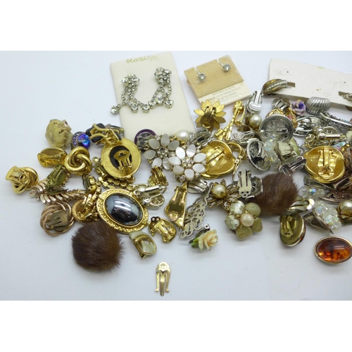 927 - Forty-seven pairs of vintage clip-on earrings