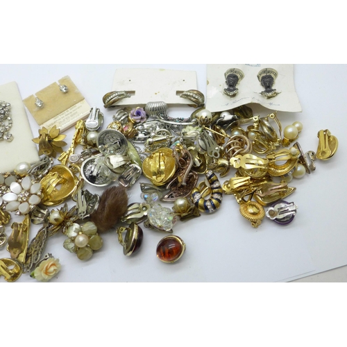 927 - Forty-seven pairs of vintage clip-on earrings