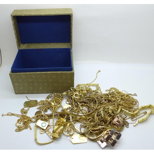 931 - Gold tone costume jewellery