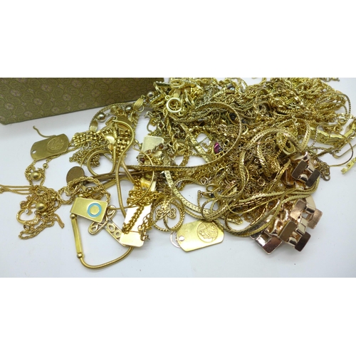 931 - Gold tone costume jewellery