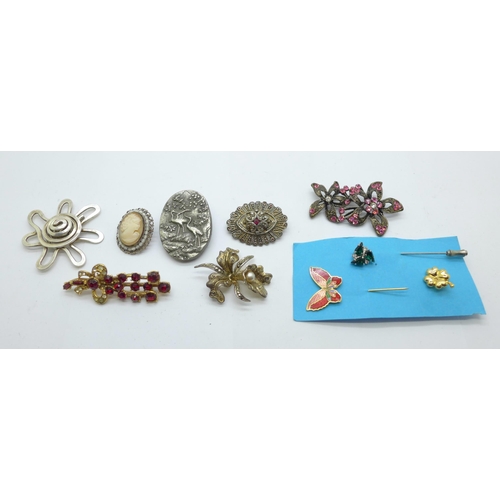 932 - Costume brooches