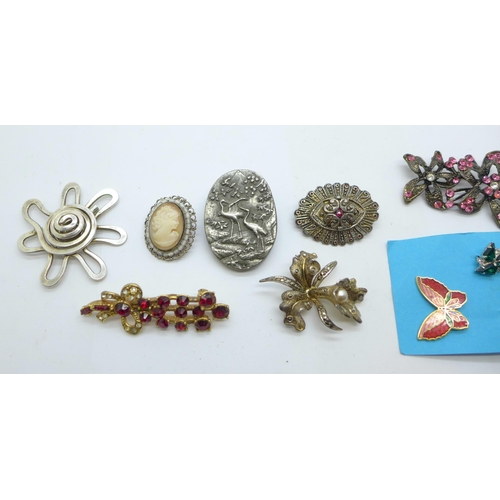 932 - Costume brooches