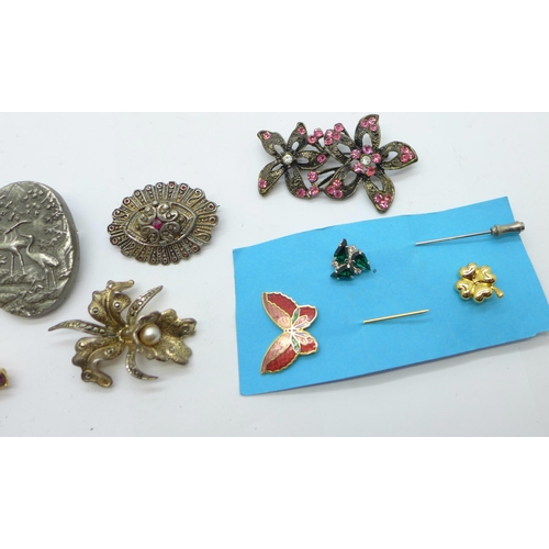 932 - Costume brooches