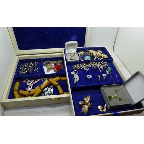 940 - A jewellery box and costume jewellery