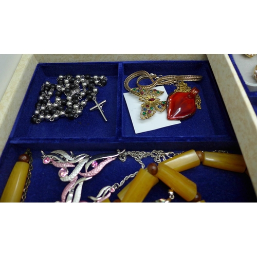 940 - A jewellery box and costume jewellery