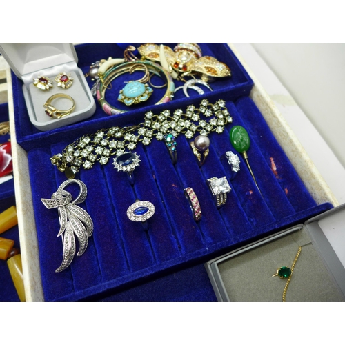 940 - A jewellery box and costume jewellery