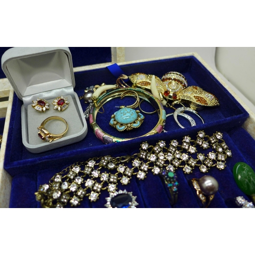 940 - A jewellery box and costume jewellery