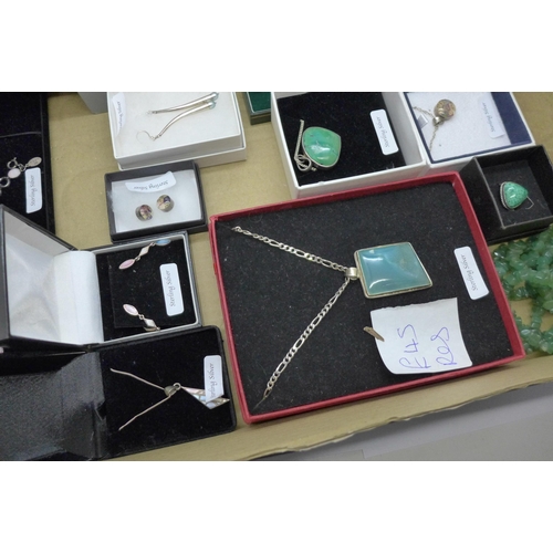 946 - A collection of silver and silver mounted jewellery and a green stone necklace