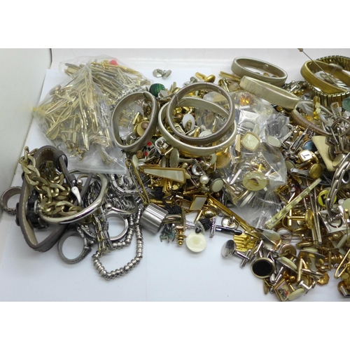 949A - A collection of vintage gentleman's jewellery, cufflinks, tie-pins, etc.