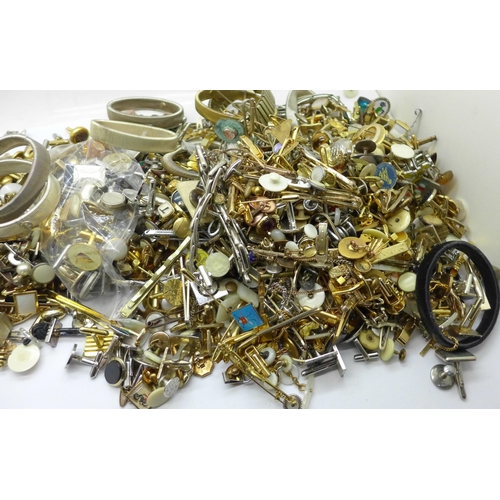 949A - A collection of vintage gentleman's jewellery, cufflinks, tie-pins, etc.