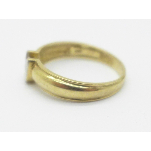 950 - A 9ct gold ring, 2.6g, Q