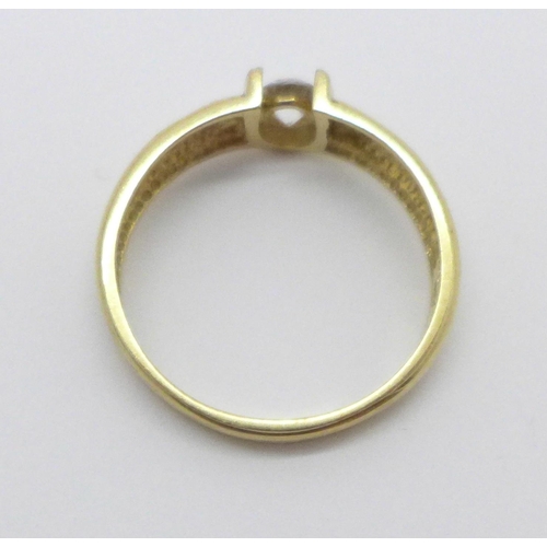 950 - A 9ct gold ring, 2.6g, Q