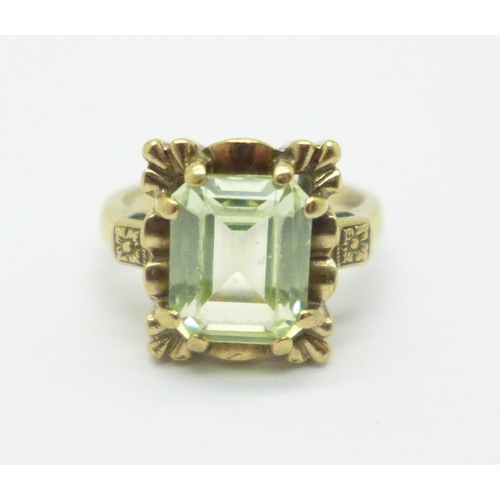 953 - A 9ct gold green stone ring, 4.4g, K, stone 8 x 10mm