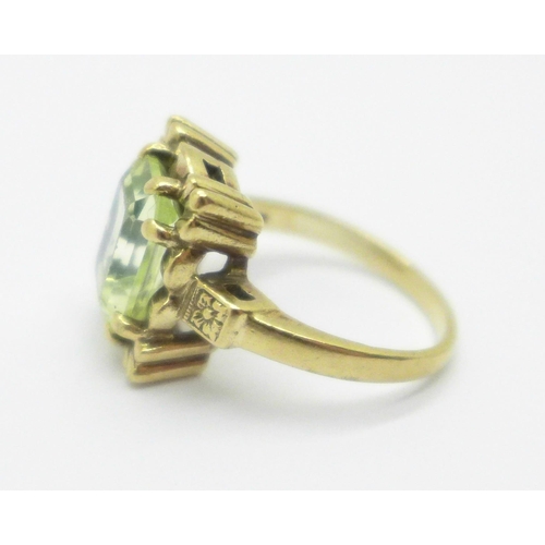 953 - A 9ct gold green stone ring, 4.4g, K, stone 8 x 10mm