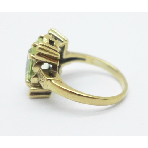 953 - A 9ct gold green stone ring, 4.4g, K, stone 8 x 10mm