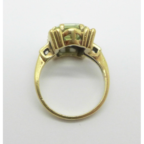 953 - A 9ct gold green stone ring, 4.4g, K, stone 8 x 10mm