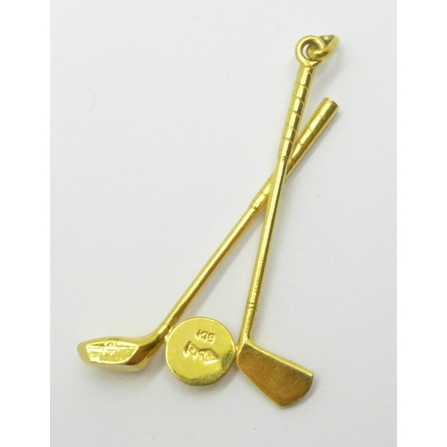 954 - An 18ct gold golf pendant, 4.2g