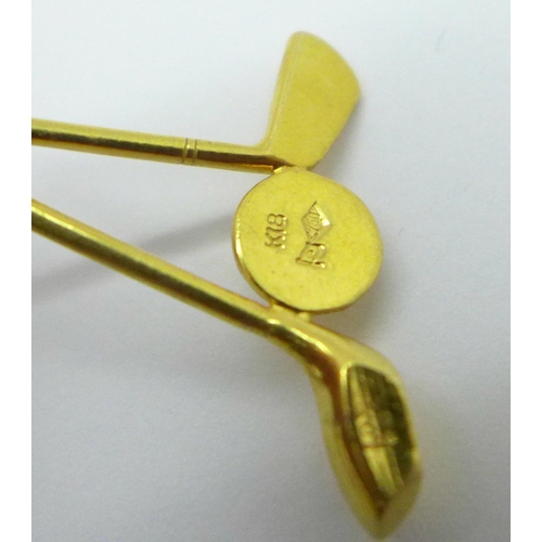 954 - An 18ct gold golf pendant, 4.2g