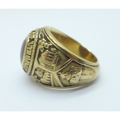 959 - A heavy 10ct gold graduation ring 'University of Virginia 1819', Pi-Kappa-Phi, lacking Pi inlay, 27.... 