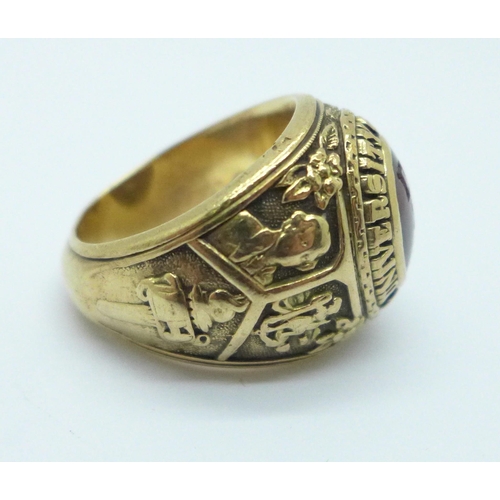 959 - A heavy 10ct gold graduation ring 'University of Virginia 1819', Pi-Kappa-Phi, lacking Pi inlay, 27.... 