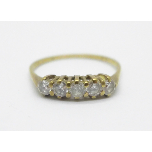 962 - A 9ct gold five stone CZ ring, 1.4g, R