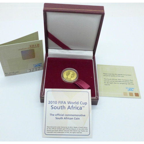 967 - A South African Mint Company 2010 World Cup, 1/10oz. R1 gold coin, 999.9 pure gold, 3.110g, Limited ... 