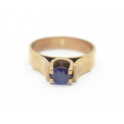 971 - A 9ct gold sapphire solitaire ring, 3.8g, L