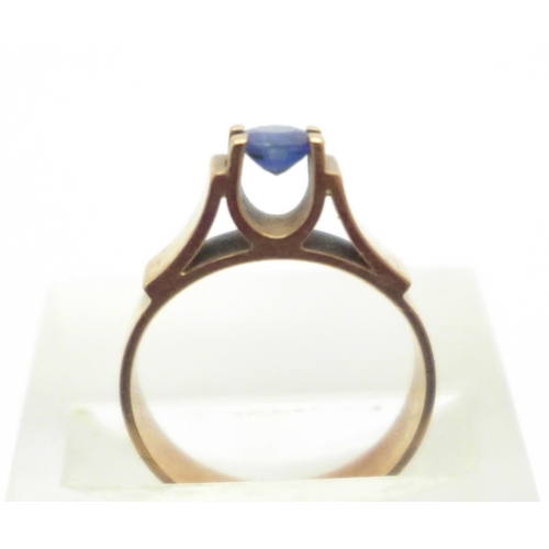 971 - A 9ct gold sapphire solitaire ring, 3.8g, L