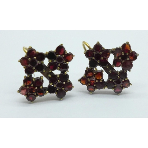 978 - A pair of vintage garnet earrings